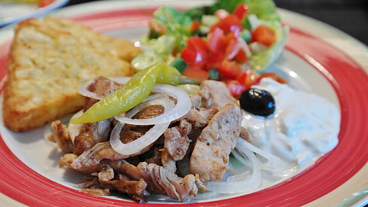 Gyros, mangiare greco, mangiare, tzatziki, oliva, salame piccante, cipolla