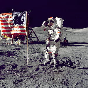 астронавт, стоячи, поруч, u, s, Прапор, сірий