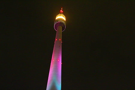 Wieża telewizyjna, pieszy, światła w Zima 2013, nocne zdjęcie