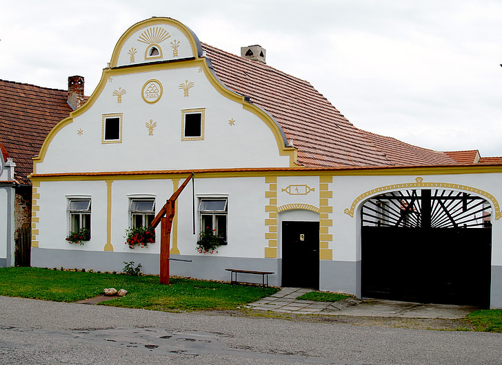 Holašovice, nông dân baroque, làng, nhà vệ sinh, lịch sử, Đài tưởng niệm, kiến trúc