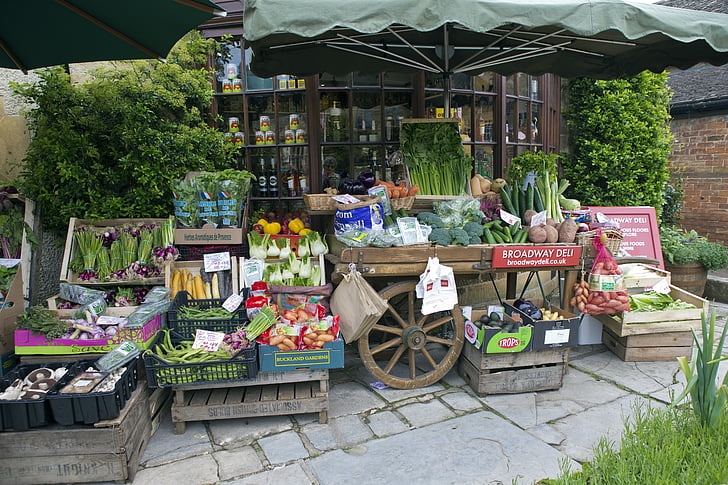 grönsakshandlares handkärra, vegetabiliska display, gamla lastpallar och lådor, sten stenläggning, skyltfönster, Broadway, Cotswolds