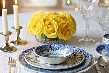 lloc entorn, sopar, configuració de taula, estri de transferència blau, plats blaus, roses grogues, anyada
