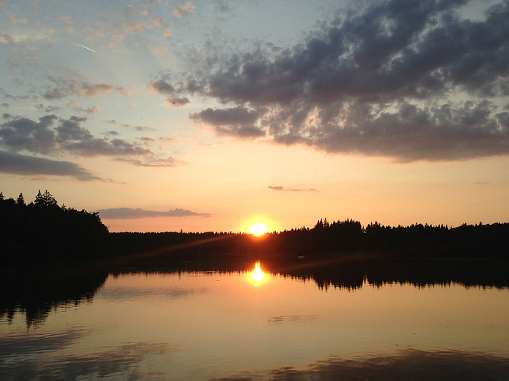 naplemente, tó, nyári naplementében, a táj-szintű tükrözés