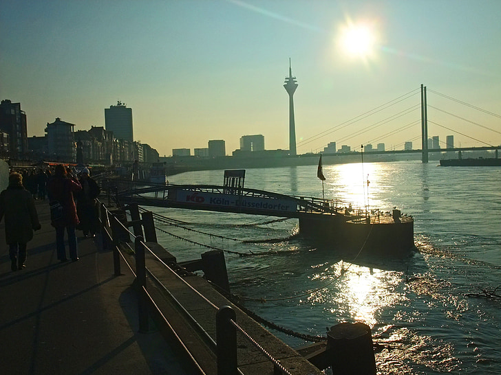 Rin, Düsseldorf, Alemanya, Torre de la TV, Banc, paisatge fluvial