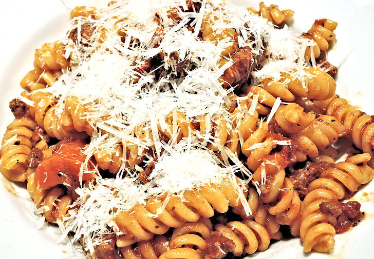 Fusilli-pastaa, ragu jauhelihakastike, juusto, Ruoka, ateria, illallinen, gourmet