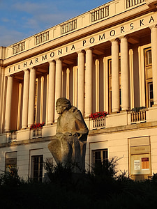 Filharmonia pomorska, voorzijde, beeldhouwkunst, het platform, concertzaal, kolommen, gevel
