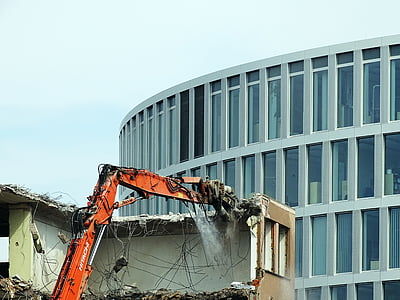Kancelářská budova, demolice, rýpadla