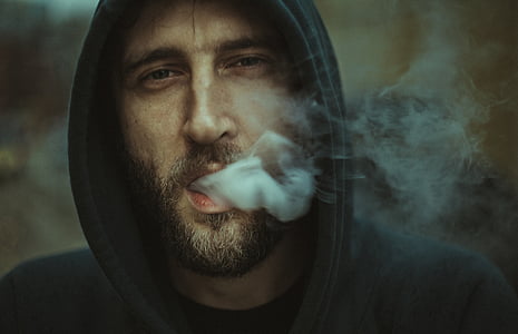 homem, preto, hoodie, de sopro, cigarro, nublado, skiy