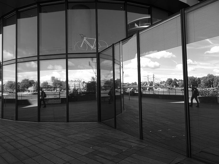 het platform, zwart-wit, gebouw, glas, glas onderdelen, moderne, bestrating