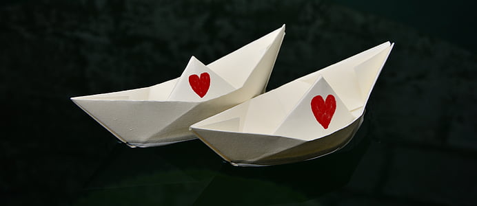 papīra laivā, papīra, salocīja, sirds, diviem, precēt, partnerība