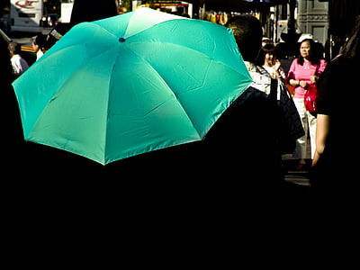 ville, gens, Dim, ensoleillée, parapluie, pluie