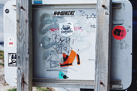 διαφημίσεις, κουτί, πόρτα, πύλη, γκράφιτι, μεταλλικό πλαίσιο, σε εξωτερικούς χώρους
