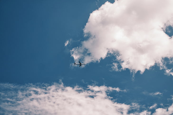 letúna, lietadlá, lietadlo, modrá obloha, oblaky, let, vysoká