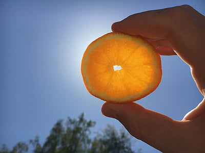 Orange, blå himmel, solsken