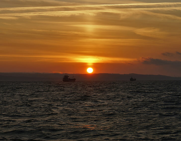 sjøen, solnedgang, to skip i den, Østersjøen, solen