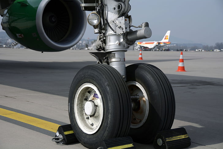 chassis, nosewheel, wheels, roll, mature, taxes, braking clogs