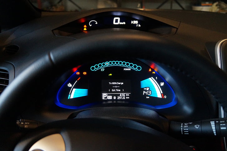 Nissan leaf, cruscotto, auto elettrica, interni, illuminato, batteria, visualizzazione