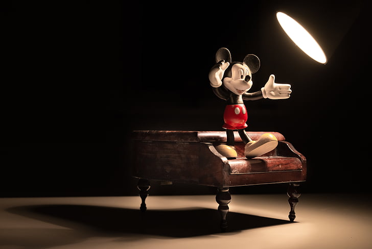 Mickey, middelpunt van de belangstelling, piano, miniatuur, beeldje, kleine, toespraak