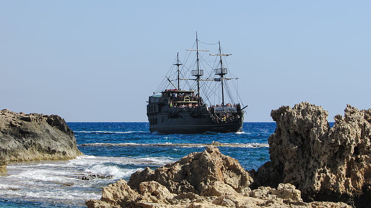 πειρατικό πλοίο, μαύρο μαργαριτάρι, ιστιοφόρο, παλιάς χρονολογίας, στη θάλασσα, βραχώδη ακτή, κύματα