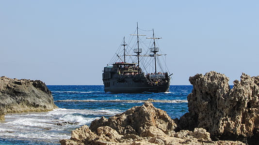 Piratenschiff, schwarze Perle, Segelboot, Jahrgang, Meer, felsige Küste, Wellen