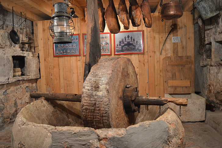 Kotor, mlynský kameň, stehná, Tradícia, údeniny, drevo - materiál, v interiéri