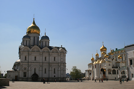 Архангельский собор, Архитектура, белое здание, купола, 1 золотой купол, 4 металлик голубые купола, Церковь
