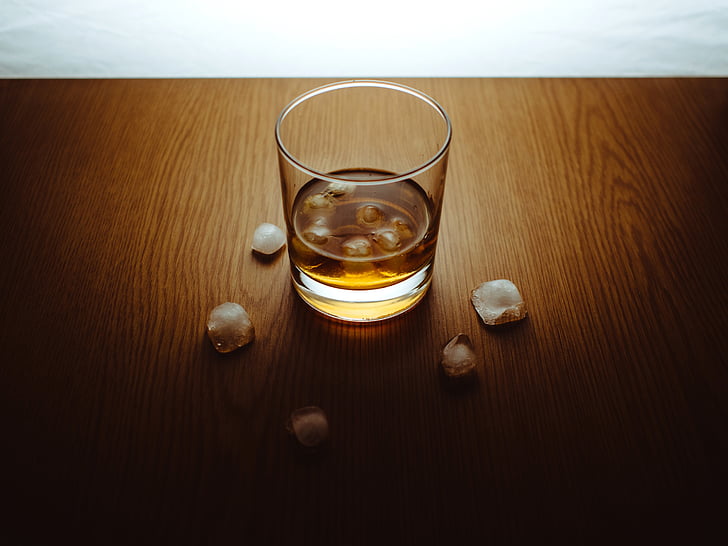 sklo, whisky, na skalách, alkohol, nápoj, kostky ledu, whiskey