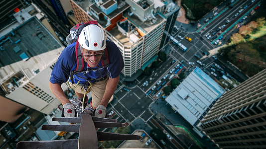 alpinistas, namai tarpeklis, pavojingas, bedugnė, drąsus, rizikos, nėra aukščio baimę