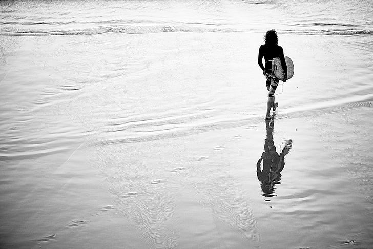людина, знежирене, дошка, ходьба, берег моря, відтінки сірого, Фото