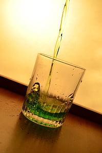 líquido, verde, suco de, vidro, respingo, derramando, álcool