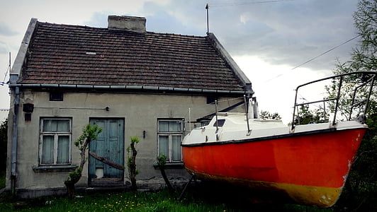 house, spring, boat, the window, the door, the roof of the, building