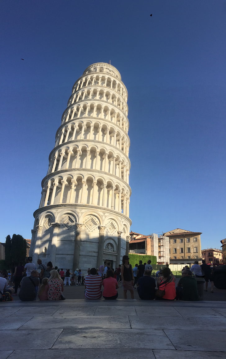 Pisa, sonce, stolp, modro nebo
