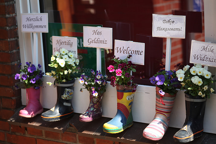 Νηπιαγωγείο, Καλώς όρισες, φιλικό, μπότες από καουτσούκ, εθνικότητες, λουλούδι, κατάστημα
