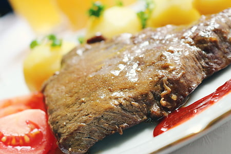 gaļa, cepta liellopu gaļa, mērce, kartupeļi, tomāti, pārtika, vakariņas