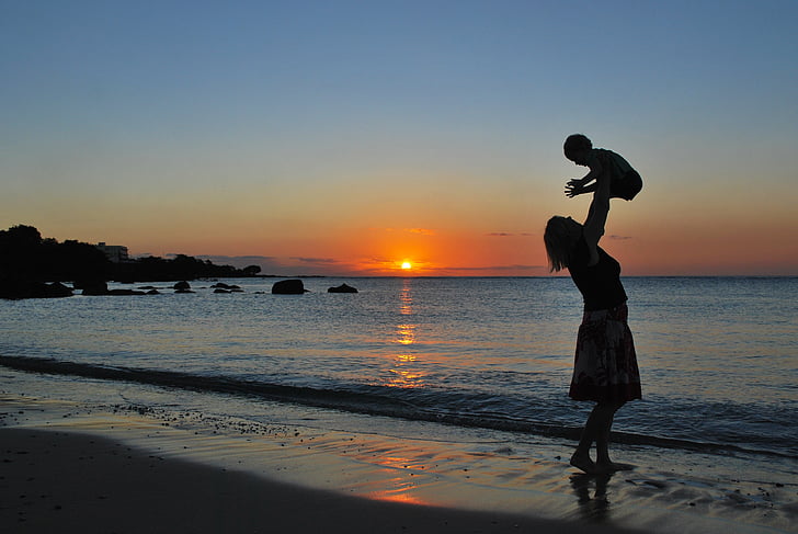 majka, sin, beba, plaža, zalazak sunca, igranje, sretan