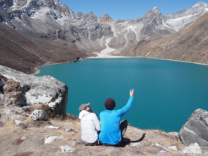 GOKYO, ezers, Nepāla, Khumbu, pārgājiens, 3 caurlaides, pāris meklē pie ezera