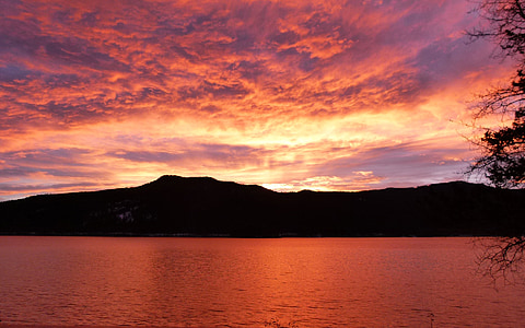 Canim ežeras, Britų Kolumbija, Kanada, saulėtekio, raudona, ryte, dangus