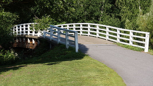 die Holzbrücke, weiße Brücke, Brücke-Brüstungen