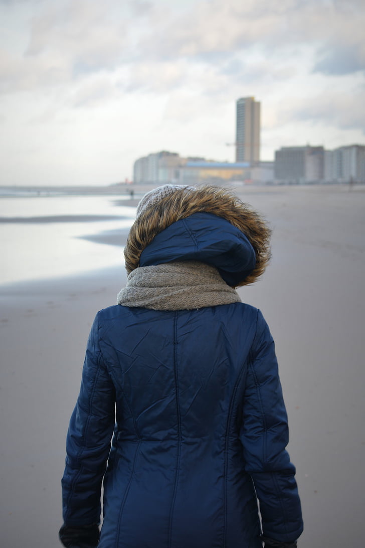 l'hivern, roba d'hivern, a peu a la platja, dona, jaqueta, persones, caputxa