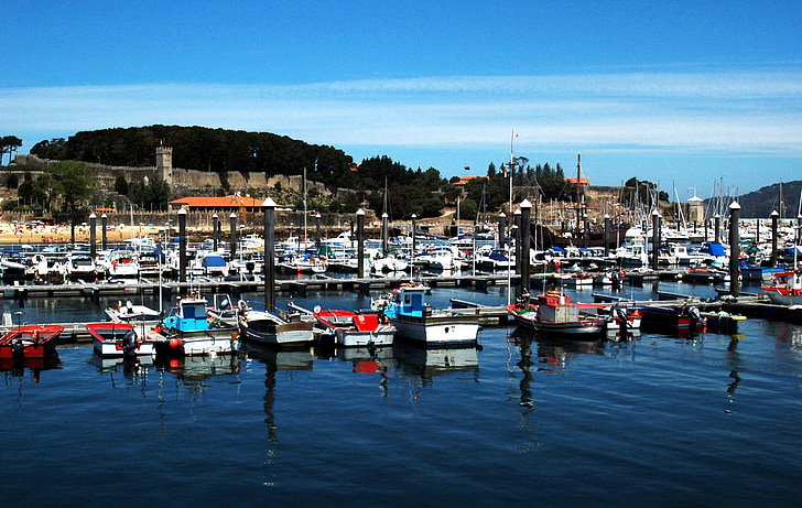 Baiona, Galicia, port, sjøen, brygge, slottet