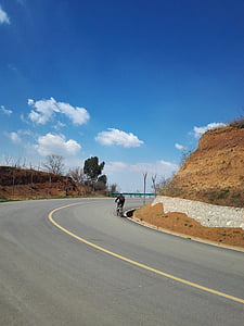 céu azul, bicicleta, motociclista, estrada, caminho, colina, curva
