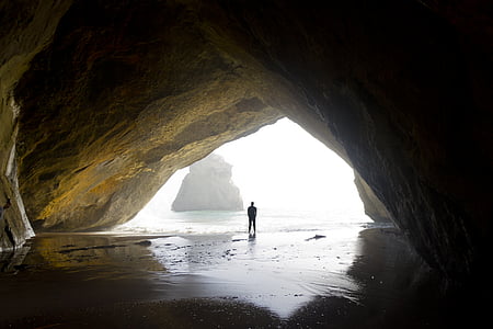 σιλουέτα, ο άνθρωπος, στέκεται, εσωτερικό, Σπήλαιο, κοντά σε:, σώμα