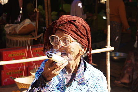 Mjanma, Birma, cilvēku, tirgus sieva, portrets, ceļojumi, cigāru raucherin