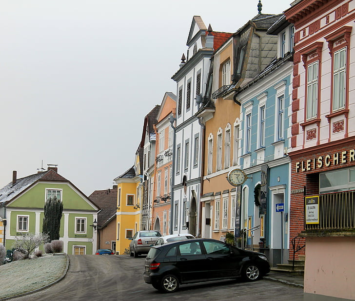 Anunturi imobiliare, rând de case, colorat, iarnă, Weitra, Austria, oraşul vechi