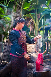 gefärbte Seide, Kalasin, Thailand, Menschen, Kulturen, Frauen
