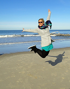 -stap-springen, vreugde, lachen, vrouw, strand, zee, enthousiasme