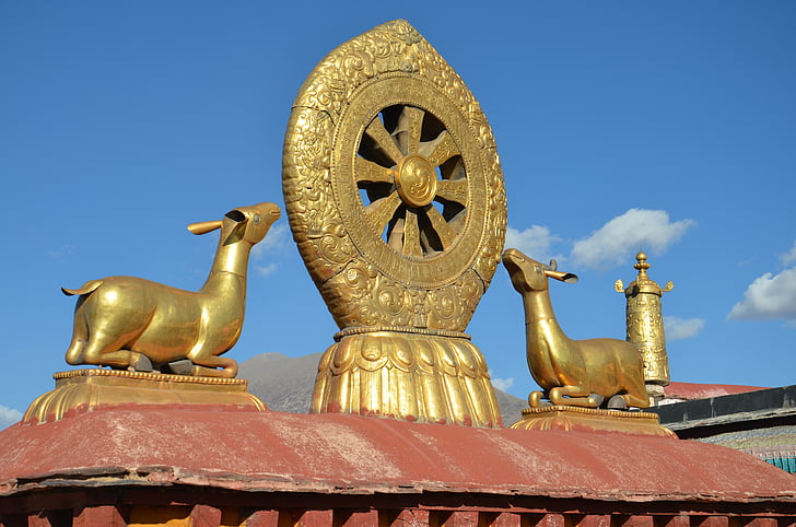 Tybet, Lhasa, Świątynia Jokhang, dachu, złotą kopułą, podróży, błękitne niebo