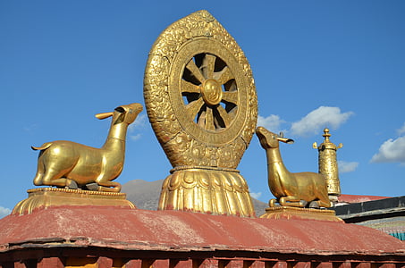 Tibet, Lhásza, Jokhang templom, tető, az arany kupola, utazás, kék ég