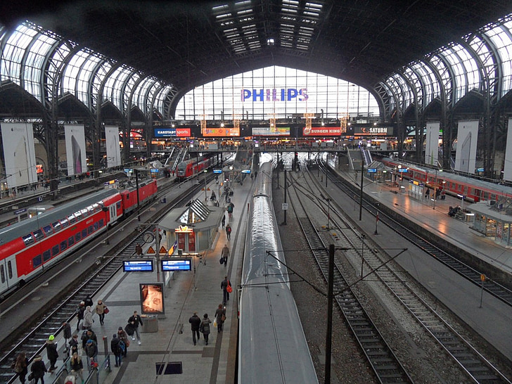 Hamburg, centrālajā stacijā, vilcieni, gleise, platformas