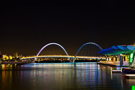 Облегченный, мост, вблизи, Грин, окрашенные, здание, ночное время